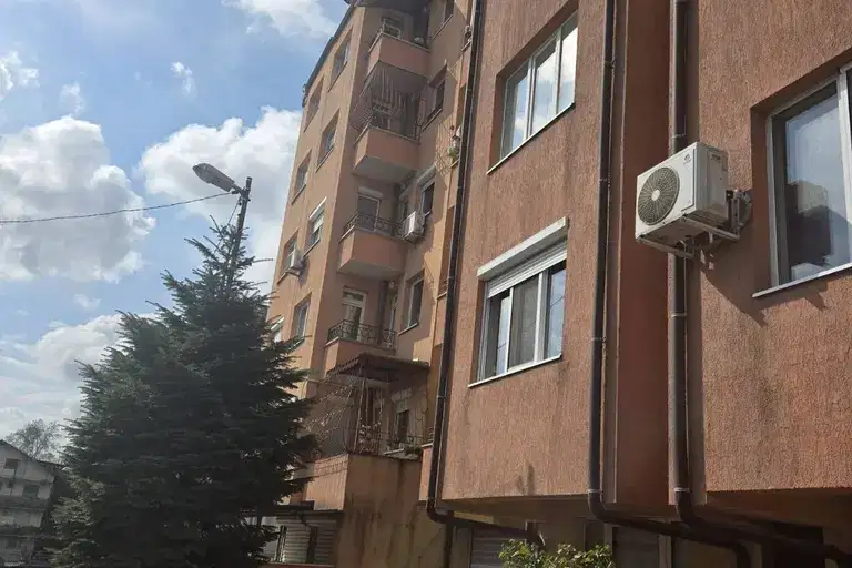 Тристаен апартамент в София, Редута с тераса и гледка