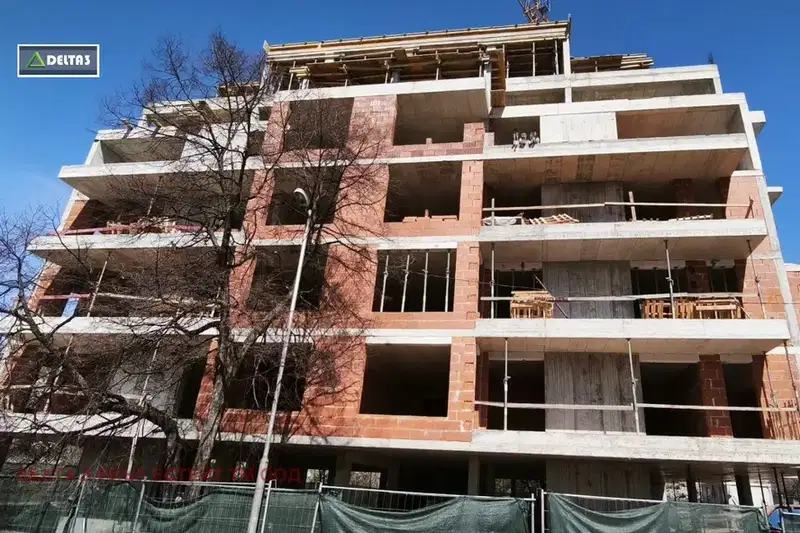 Двустаен апартамент в Слатина с паркомясто и асансьор