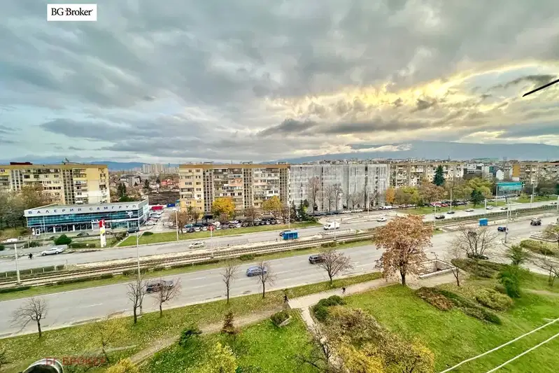 Двустаен апартамент в София, Сухата река