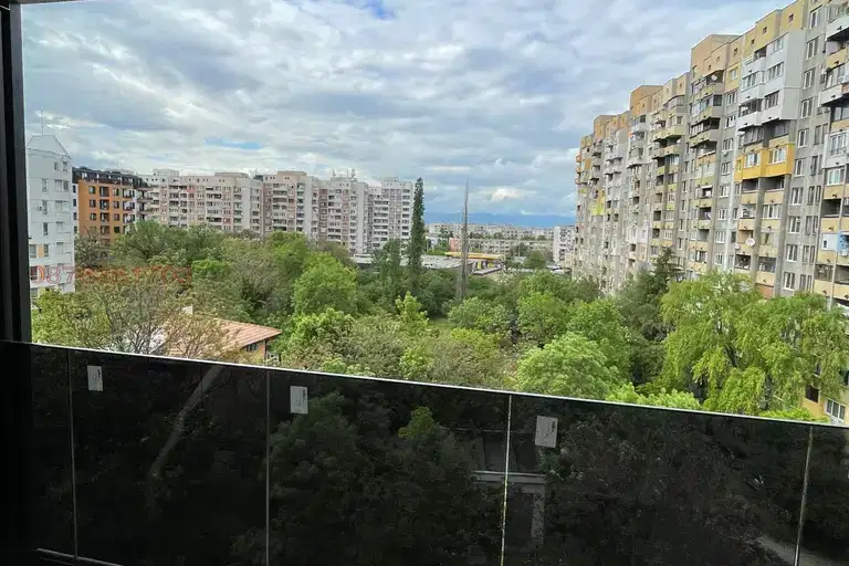 Тристаен апартамент с панорамна тераса в Суха река, София