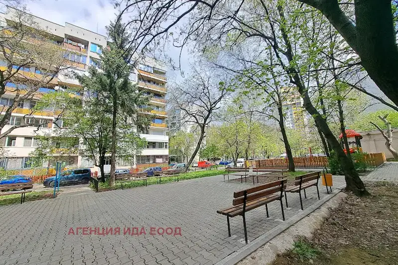 Тристаен апартамент в Света Троица с източно изложение