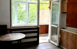Тристаен апартамент с балкон в Света Троица, София