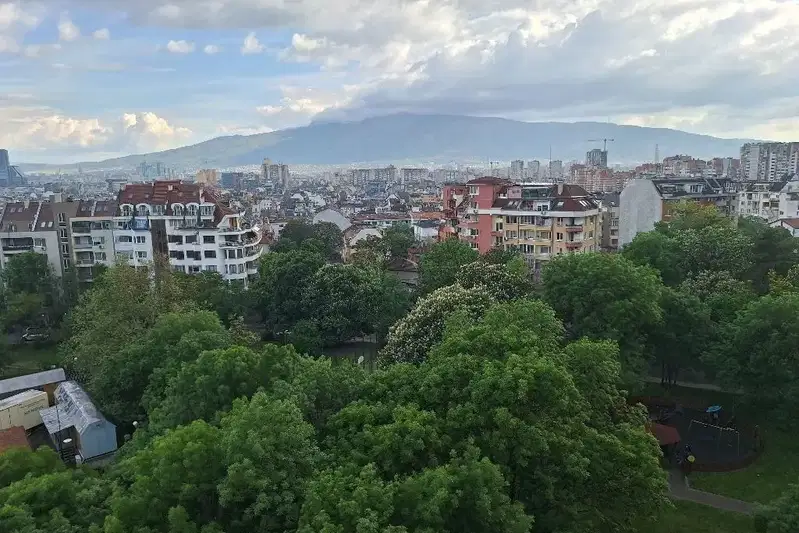 Тристаен апартамент с тераса в Света Троица, София