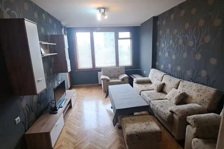 Просторен 4-стаен апартамент в Света Троица с асансьор