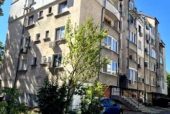 Просторен 2-стаен апартамент с гараж в Триъгълника, София