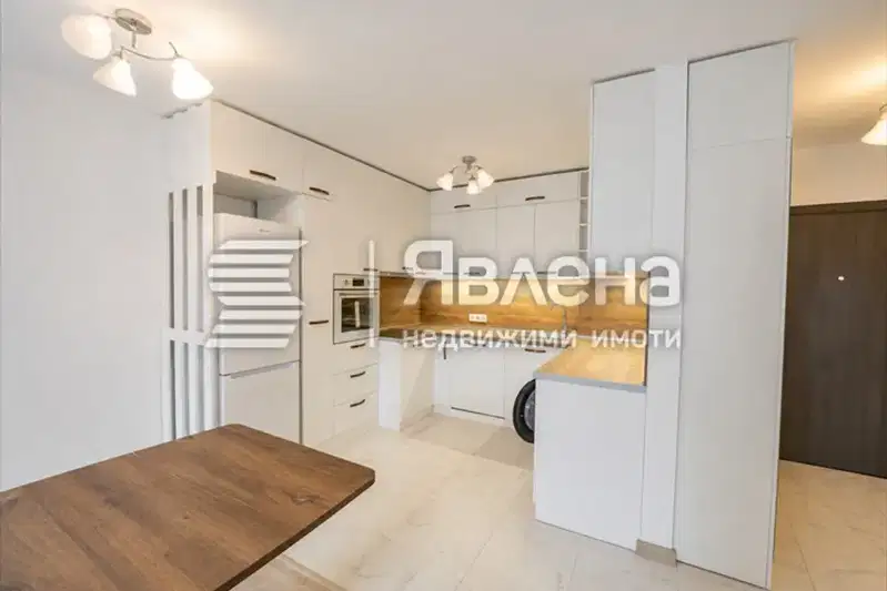 Тристаен апартамент с голяма тераса в кв. Витоша, София