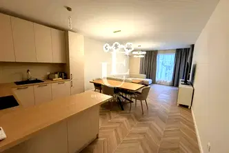 Тристаен апартамент с балкон в кв. Витоша, София