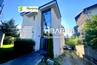 Четиристаен апартамент с двор в Малинова долина, София