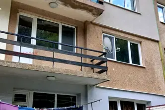 Тристаен апартамент в Перник, Трън