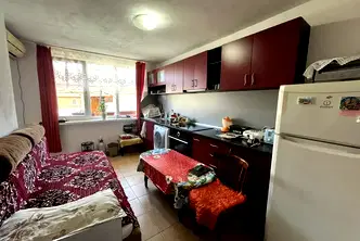 Тристаен апартамент с малък двор в Аспарухово, Варна