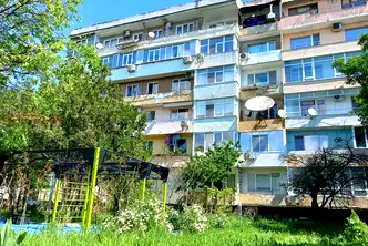 4-стаен апартамент с голяма тераса в Базар Левски, Варна