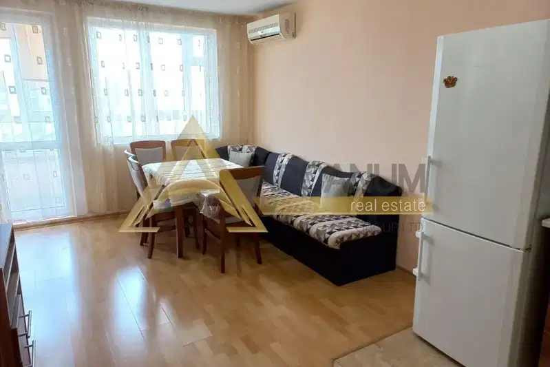 Тристаен апартамент в Базар Левски, Варна, топъл и просторен
