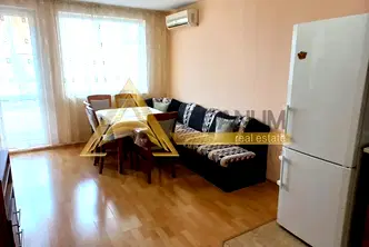 Тристаен апартамент в Базар Левски, Варна, топъл и просторен