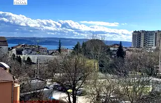 Тристаен апартамент с морска панорама в Бриз, Варна