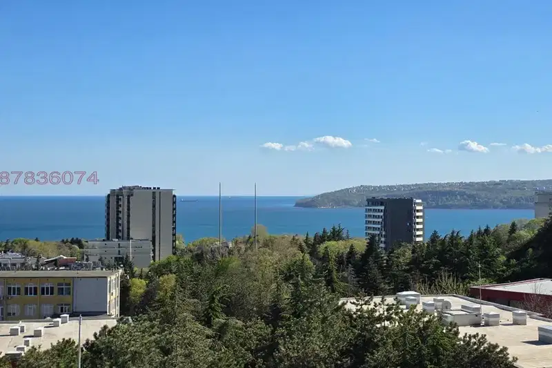 Тристаен апартамент с морска панорама в Бриз, Варна