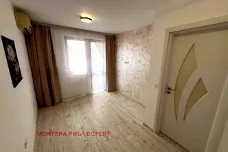 Двустаен апартамент в Център, Варна с тераса и ремонт