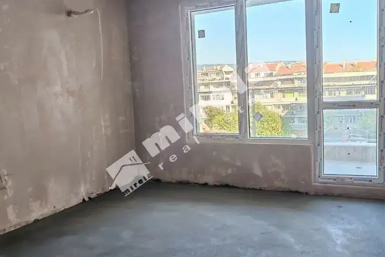 Двустаен апартамент с тераса в Центъра на Варна