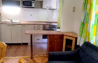 Тристаен апартамент с двор и паркомясто в Център, Варна