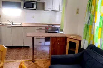 Тристаен апартамент с двор и паркомясто в Център, Варна