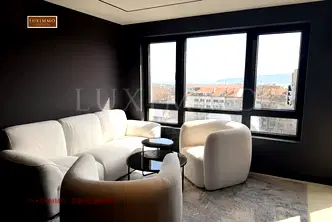 Тристаен апартамент с тераса в центъра на Варна