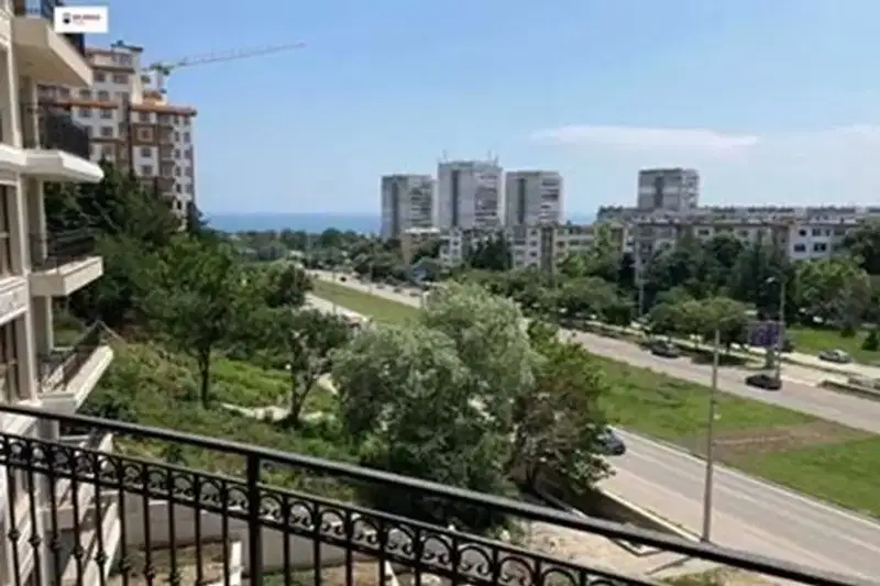 Тристаен апартамент с морска панорама в Център, Варна