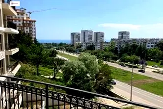 Тристаен апартамент с морска панорама в Център, Варна