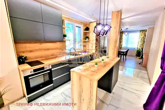Тристаен апартамент 100 кв.м в Център, Варна с тераса