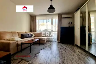Тристаен апартамент с две тераси в центъра на Варна