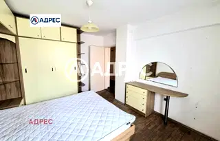 Тристаен апартамент с тераса в центъра на Варна