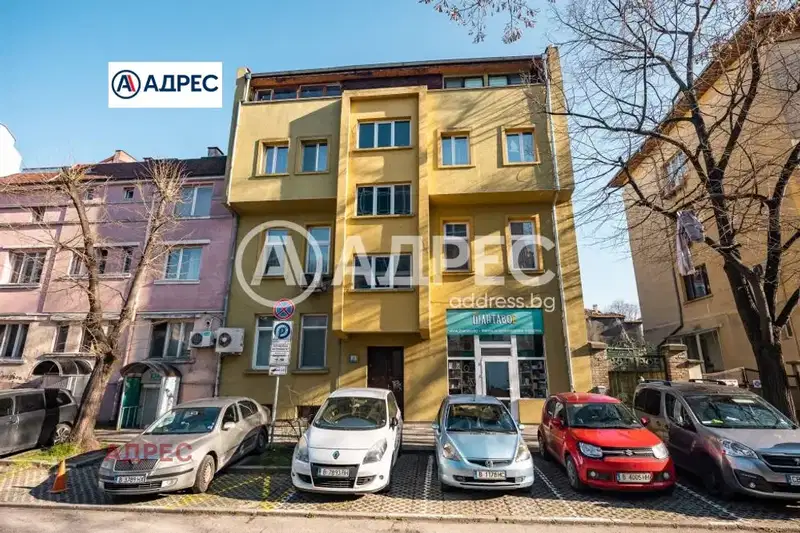 3-стаен апартамент с двор в центъра на Варна