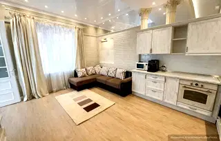 Тристаен апартамент в Център, Варна, на 2-ри етаж