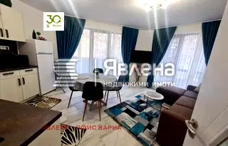 Тристаен апартамент в Център, Варна с две тераси