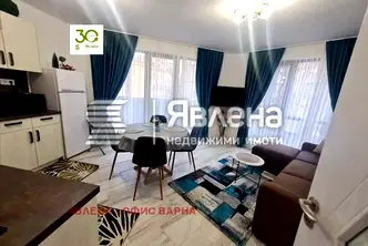 Тристаен апартамент в Център, Варна с две тераси