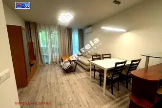 Тристаен апартамент с две тераси в центъра на Варна