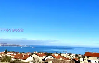 Тристаен апартамент с панорамна морска гледка в Галата, Варна