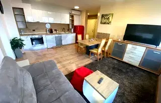 Тристаен апартамент с басейн в м-т Зеленика, Варна