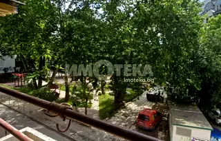 Тристаен апартамент в Гръцка махала с две тераси