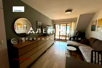Тристаен апартамент в Гръцка махала с две тераси