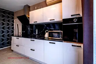 Просторен 3-стаен апартамент в ХЕИ, Варна с две тераси