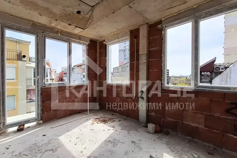 Двустаен апартамент в центъра на Варна с две тераси