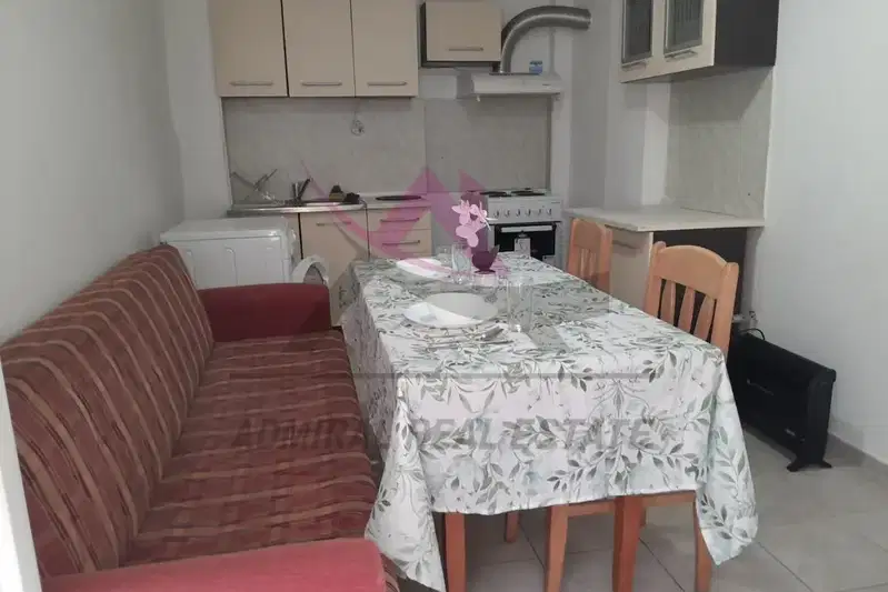 Двустаен апартамент на 3-ти етаж в Колхозен пазар, Варна