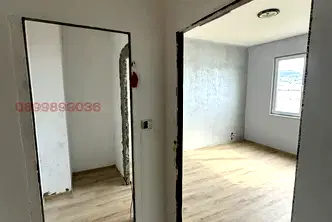 Тристаен апартамент в Левски, Варна с балкон на последен етаж