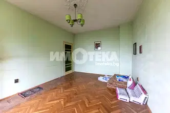 Тристаен апартамент с южно изложение в Левски 1, Варна