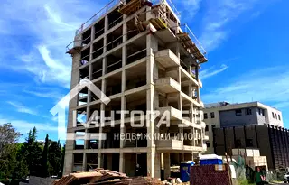 Тристаен апартамент в Левски 1, Варна с просторна тераса