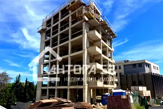 Тристаен апартамент в Левски 1, Варна с просторна тераса