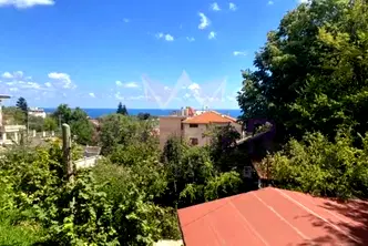 Тристаен апартамент с морска панорама в м-т Ален мак, Варна
