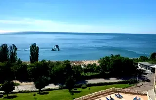 Просторен 4-стаен апартамент с морска панорама в м-т Ален мак