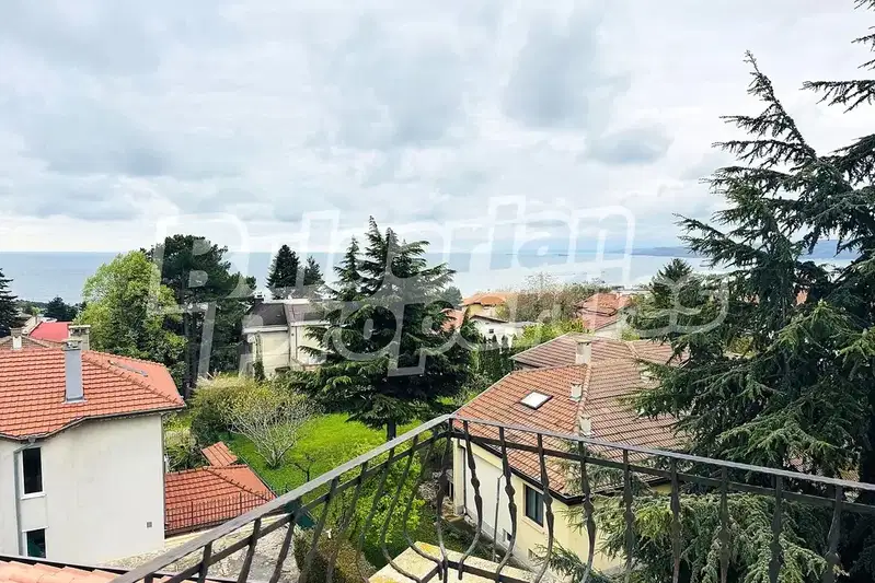 Просторен 3-стаен апартамент с морска панорама в м-т Горна Трака