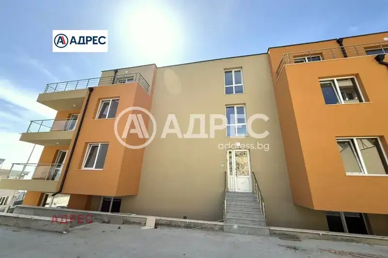 Тристаен апартамент с тераса в м-т Пчелина, Варна