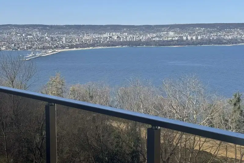 Просторен 4-стаен апартамент с панорамна гледка в м-т Зеленика, Варна